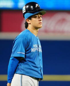 全セ対全パ　2回表、ヘルメットを帽子の上からかぶる全パ三塁コーチの北山(撮影･鈴木みどり)