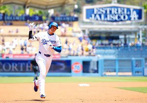 ドジャース対ツインズ　1回裏ドジャース無死、先制ソロ本塁打を放ちデコルテポーズを決める大谷(撮影･垰建太)