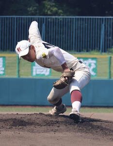 高校野球奈良大会準々決勝　奈良大付対畝傍　6回から2番手で登板した畝傍･中谷(撮影･佐藤奨真)