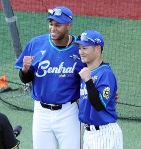 全セ対全パ　記念撮影する巨人マルティネスと阪神坂本(撮影･野上伸悟)