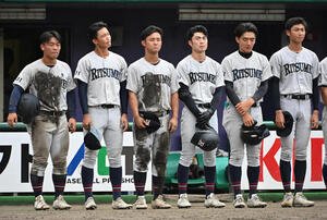 立命館宇治対京都国際　京都国際に負け肩を落とす立命館宇治ナイン(撮影･石井愛子)