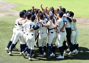 福岡工対西日本短大付　試合前円陣を組む西日本短大付ナイン(撮影･林敢治)