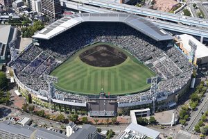 大勢の観客でにぎわう阪神甲子園球場のスタンド=2024年8月11日