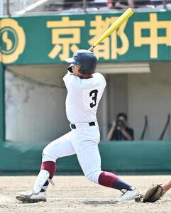 京都外大西対鳥羽　9回裏鳥羽2死満塁、横谷乙樹は逆転サヨナラ満塁本塁打を放つ(撮影･石井愛子)
