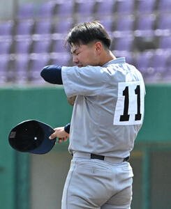京都外大西対鳥羽　鳥羽に負け肩を落とす京都外大西･田村星夢(撮影･石井愛子)