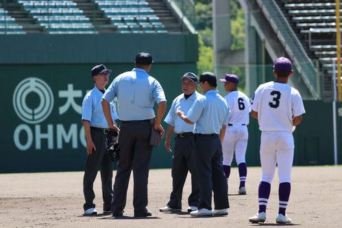 おかやま山陽対玉野光南　珍事の処理について協議する審判団(撮影･一樹)