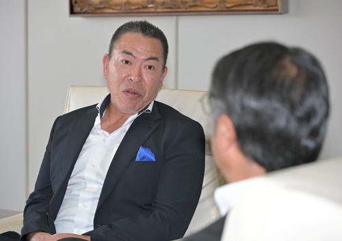 中日井上監督(左)は大島オーナーに前半戦終了の報告を行う(2025年7月25日･代表撮影)