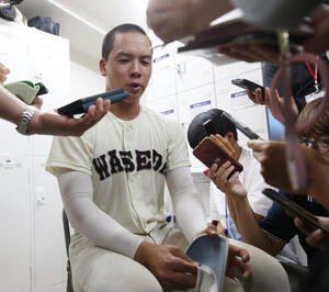 国士舘対早実　敗れた早実のエース中村主将は会見する(撮影･柴田隆二)