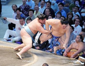 琴勝峰(左)は大の里を上手投げで破る(撮影･小沢裕)