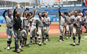 八王子学園八王子対早大学院　勝利し喜ぶ八王子学園八王子ナイン(撮影･柴田隆二)