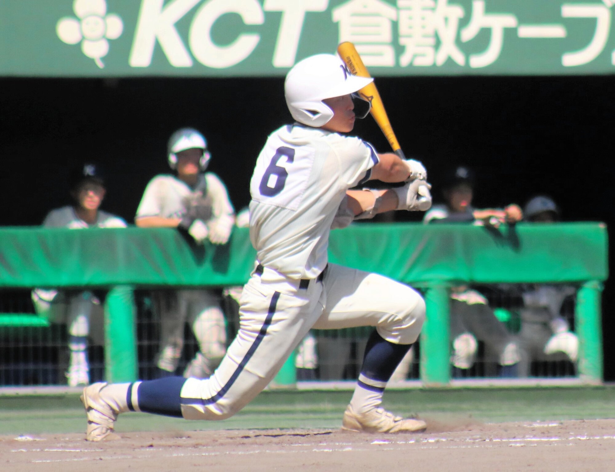 倉敷商―岡山学芸館　八回表倉敷商無死、佐々岡が二塁打を放つ=2025年7月25日、マスカット、大野宏撮影