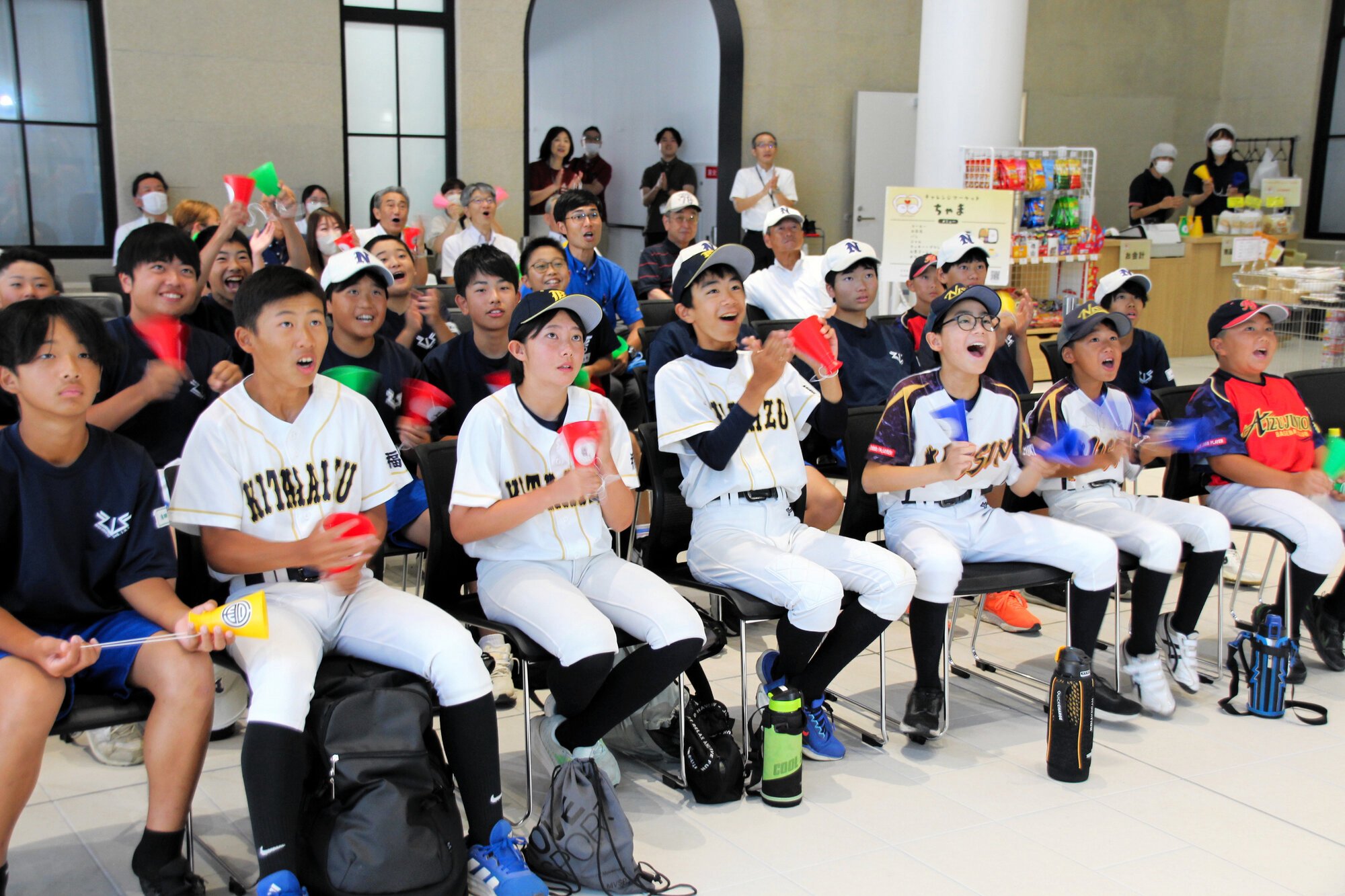 会津北嶺が五回に3点を入れ、メガホンを叩いて喜ぶ市民ら=2025年7月25日午前11時8分、福島県会津若松市役所