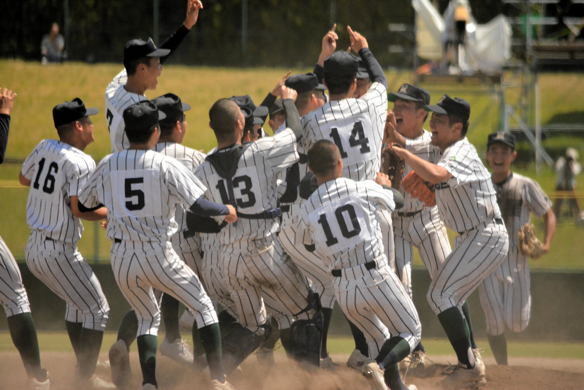 優勝を決めて喜ぶ開星の選手たち=2025年7月25日午後1時29分、松江市営、堀田浩一撮影