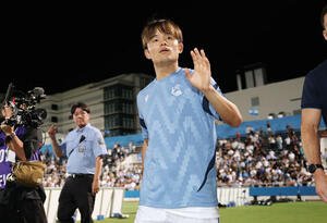 Rソシエダード対横浜FC　試合後、ファンに手を振るRソシエダード久保(撮影･宮地輝)