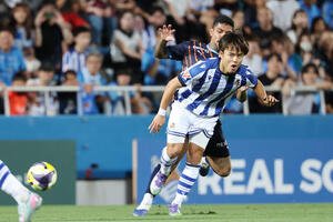 Rソシエダード対横浜FC　前半、パスを出すRソシエダード久保(撮影･宮地輝)