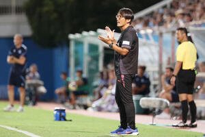 Rソシエダード対横浜FC　前半、手をたたく横浜FC三浦監督(撮影･宮地輝)