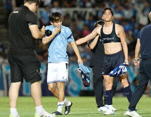 Rソシエダード対横浜FC　試合後、ユニホームを交換したRソシエダード久保(左)と横浜FC山田(撮影･宮地輝)