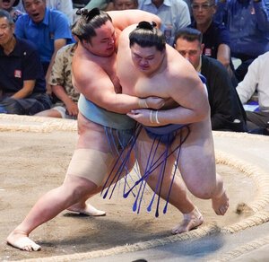 大の里(右)は琴勝峰に上手投げで敗れる＝小玉重隆撮影