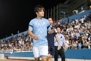 Rソシエダード対横浜FC　試合後、ファンに手を振るRソシエダード久保(撮影･宮地輝)