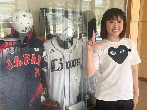 Lポーズを作る西武隅田の妹･葵さん(撮影･金子真仁)