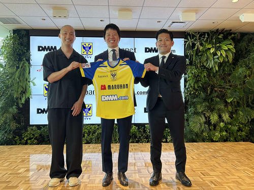 資本業務提携を締結したジャパネットホールディングスの高田旭人社長(中央)。左はDMM.comの村中悠介COO、右は同社の緒方悠執行役員