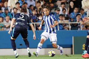 Rソシエダード対横浜FC　前半、ドリブルするRソシエダード久保(撮影･宮地輝)
