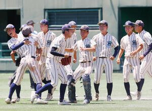 東大阪大柏原対東海大大阪仰星　タイブレーク10回裏、勝利を決め歓喜する東大阪大柏原ナイン(撮影･上山淳一)