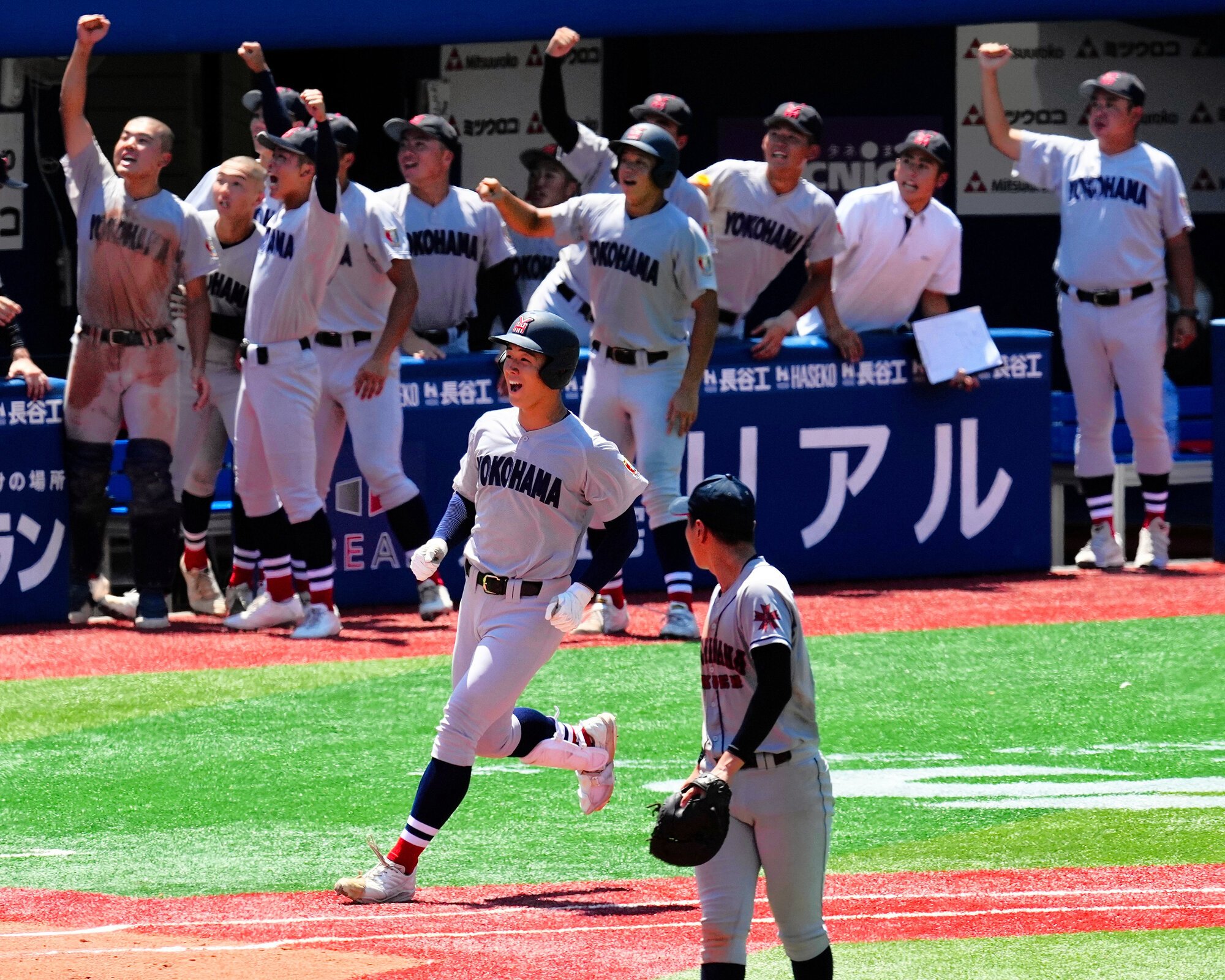 横浜―立花学園　五回裏横浜2死一、三塁、右翼に逆転本塁打を放ち笑顔の奥村頼=2025年7月26日午前10時37分、横浜、大賀章好氏撮影