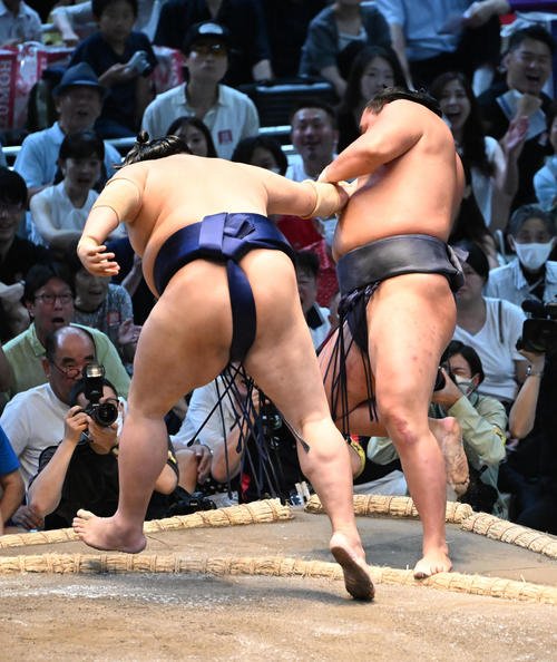 立行司の差し違えが起きた名古屋場所4日目の豊昇龍－阿炎(2025年7月16日撮影)
