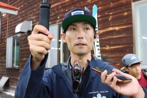 公式練習後、取材に対応する雪印メグミルク伊東監督(撮影･保坂果那)
