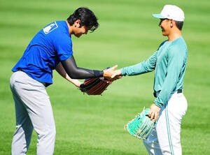 レッドソックス対ドジャース　試合前笑顔であいさつを交わすドジャース大谷(左)とレッドソックス吉田(撮影･垰建太)