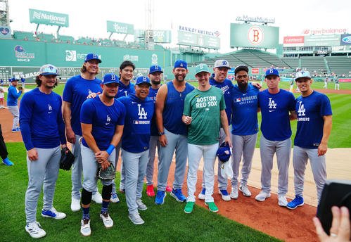レッドソックス対ドジャース　試合前に昨年まで同僚だったレッドソックスのビューラー(中央右)にチャンピオンズリングを手渡し写真に納まるロバーツ監督(前列左から2人目)らドジャースナイン(撮影･垰建太)