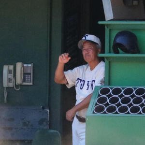 東洋大姫路対小野　東洋大姫路の岡田監督がサインを出す(撮影･林亮佑)