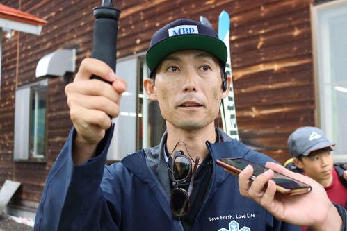 公式練習後、取材に対応する雪印メグミルク伊東監督(撮影･保坂果那)