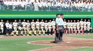 東洋大姫路対小野　敗れた小野ナインが相手の校歌を聞く(撮影･林亮佑)