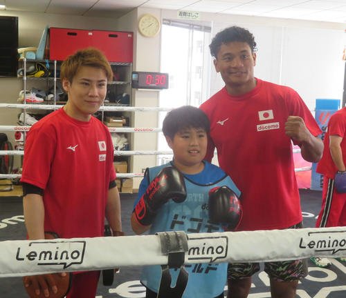 ドコモ未来フィールドでキッズと交流するWBA世界スーパーライト級1位の平岡アンディ(右端)。左端は太田光亮トレーナー