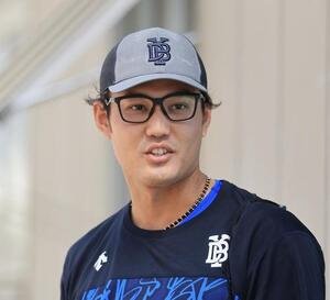 イースタンDeNAA対ロッテ　試合前練習に向かうDeNA藤浪(撮影･浅見桂子)