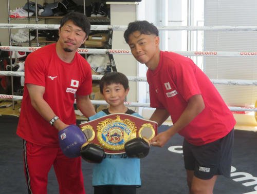 ドコモ未来フィールドでキッズと記念撮影するWBO世界バンタム級王者の武居由樹(右端)。左端は八重樫東トレーナー