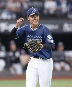 日本ハム対ロッテ　3回表まで無安打無失点に抑え笑顔で引き揚げる柴田(撮影･黒川智章)