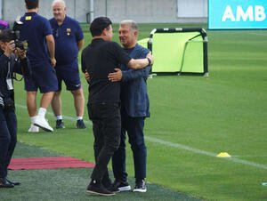 再会を喜ぶヴィッセル神戸の三木谷浩史会長とバルセロナのラポルタ会長