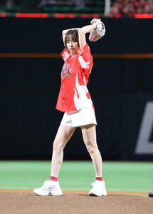ソフトバンク対オリックス　セレモニアルピッチでキュートな投球フォームを披露した篠田麻里子(撮影･梅根麻紀)