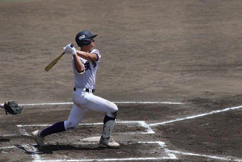 天理対奈良大付　6回裏天理無死、右越えのソロ本塁打を放った冨田(撮影･一樹)