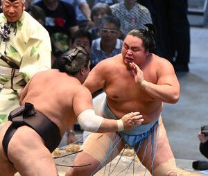 琴勝峰(右)は霧島を攻める(撮影･森本幸一)