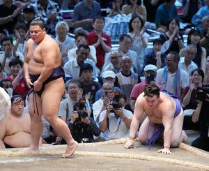 草野(左)は安青錦を寄り切りで破る(撮影･小沢裕)