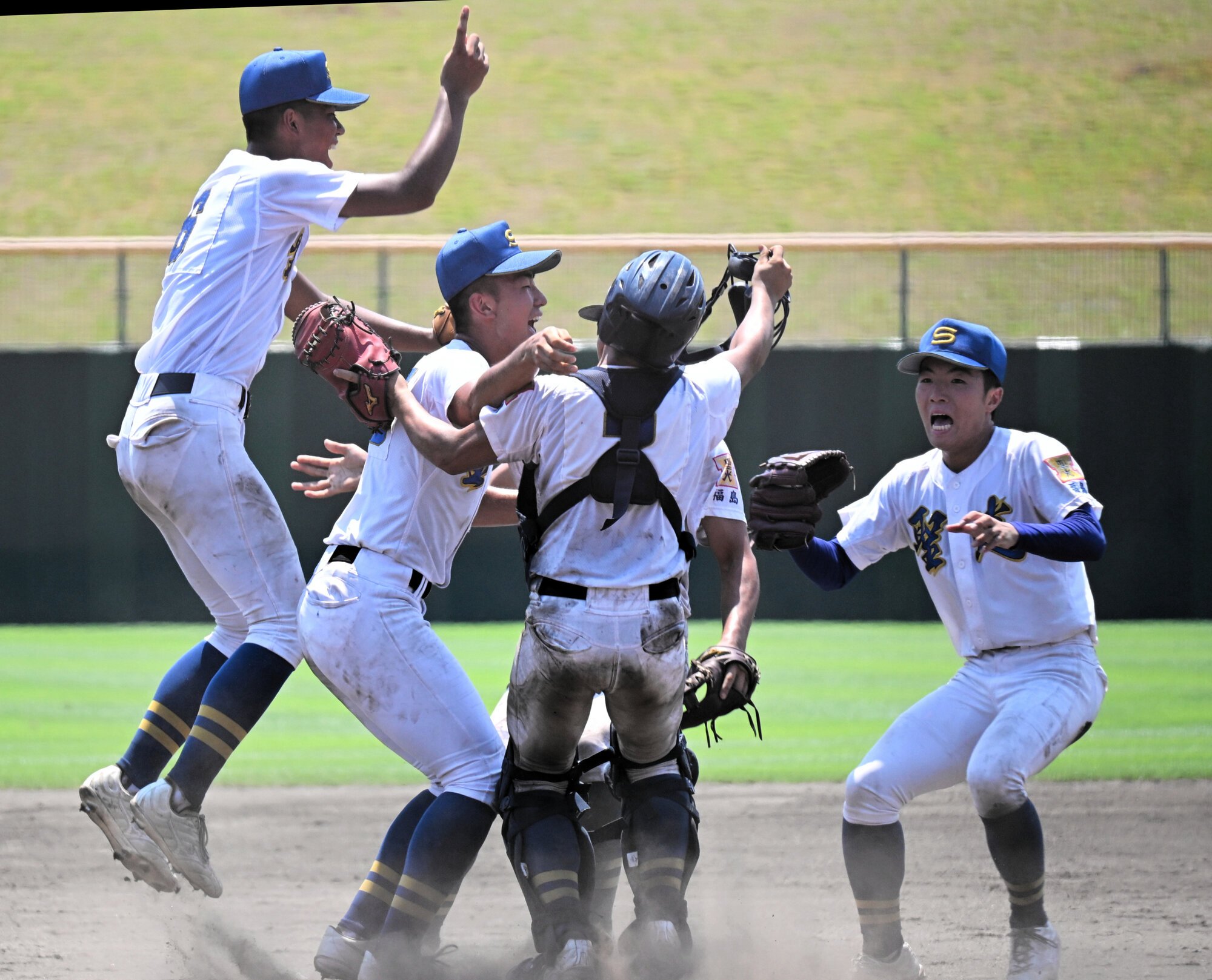 優勝を決め喜ぶ聖光学院の選手たち=2025年7月25日午後0時37分、ヨークいわき、荒川公治撮影