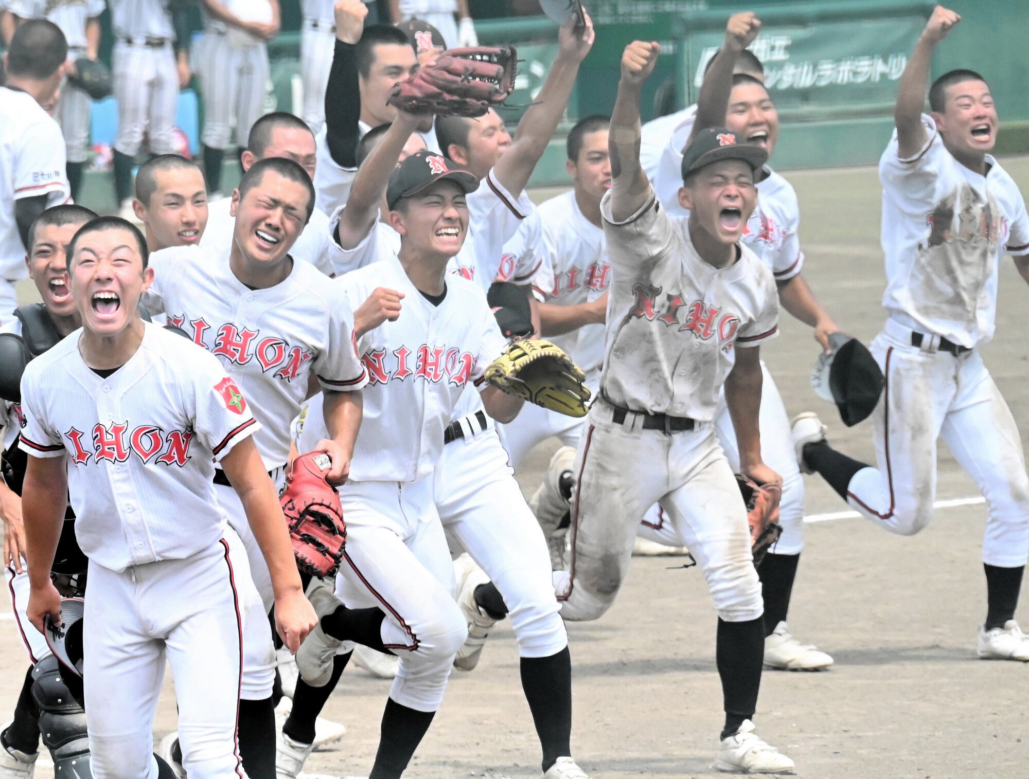 優勝して喜ぶ日大山形の選手たち=2025年7月26日、ヤマリョー、渡部耕平撮影