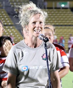 日本対スペイン　試合後の壮行セレモニーでファンに感謝を述べるマッケンジーヘッドコーチ(撮影･山本朝陽)