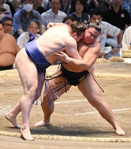 草野(右)は安青錦を寄り切りで破る(撮影･森本幸一)