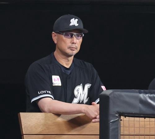 日本ハム対ロッテ　試合を見つめる吉井監督(撮影･黒川智章)