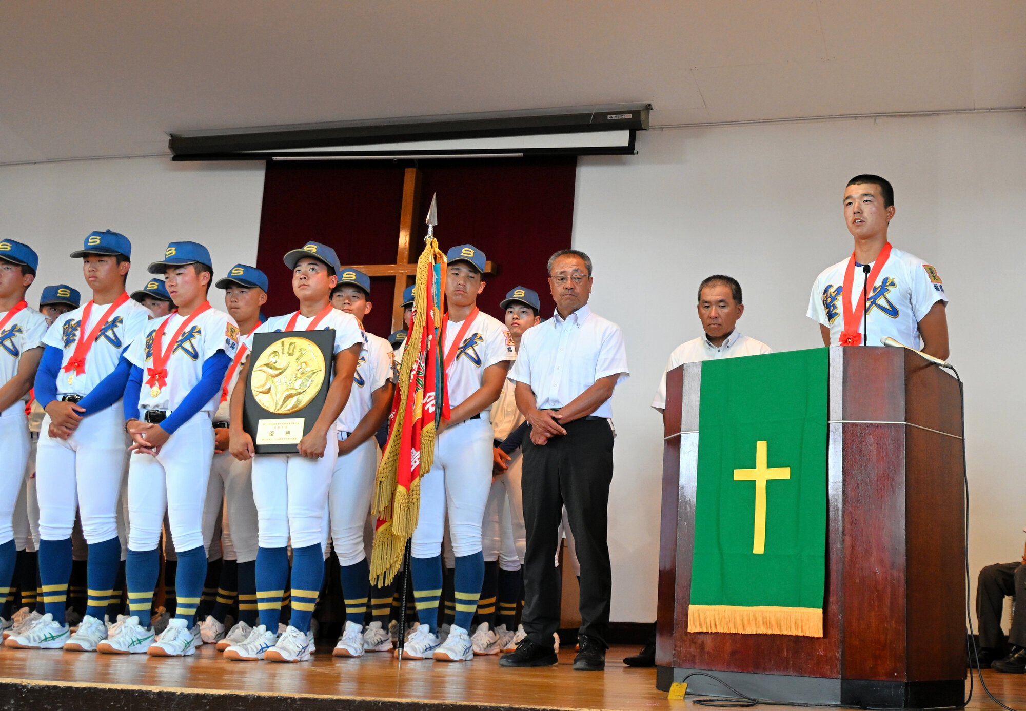 選手を代表し甲子園での決意を語る竹内啓汰主将(右)=2024年7月26日午前11時15分、伊達市の聖光学院礼拝堂、荒川公治撮影
